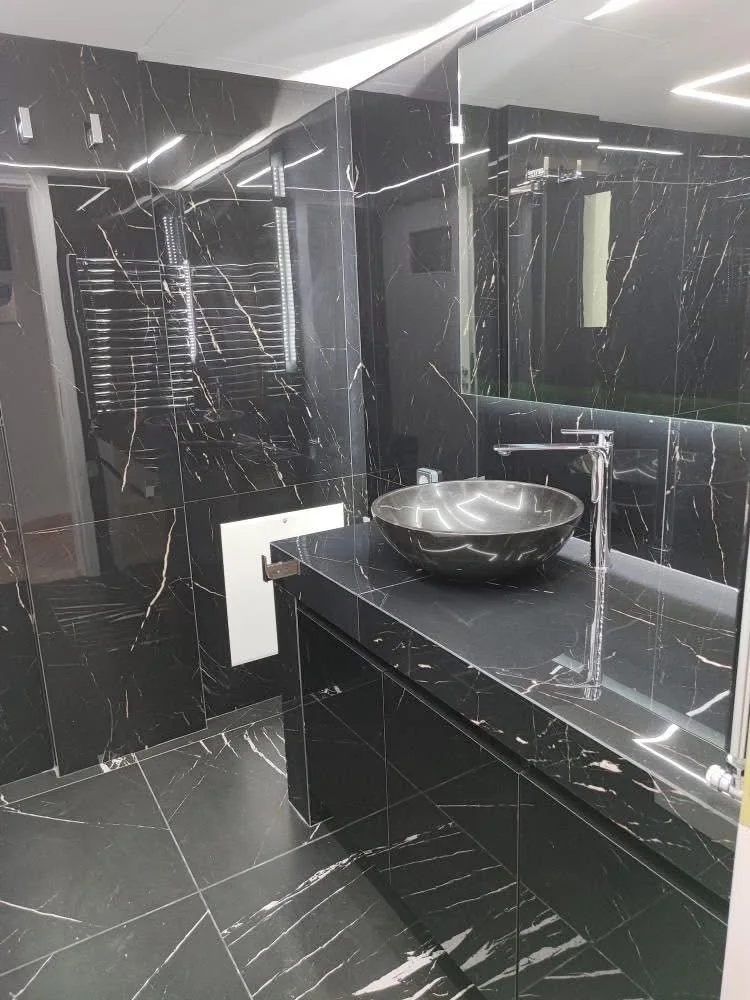 Ολοκληρωμένο μοντέρνο μπάνιο από την KWTSIS Plumbing